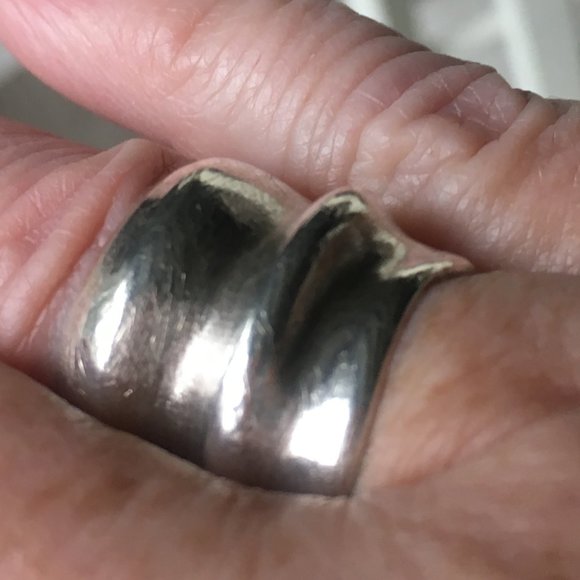 Vintage rippled brushed silver ring - Picture 3 of 7